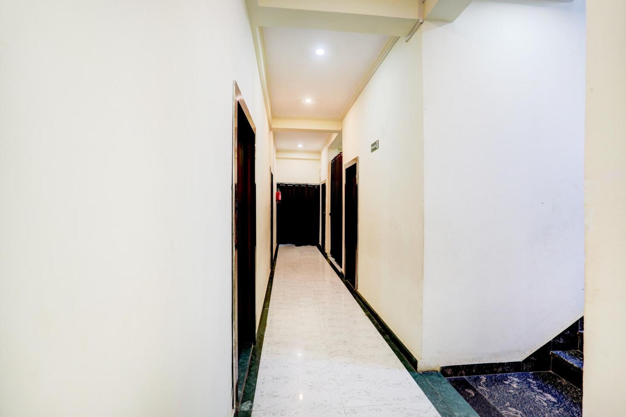 Super Hotel O Sankat Mochan Gandhi Nagar Kakarmatha Esterno foto