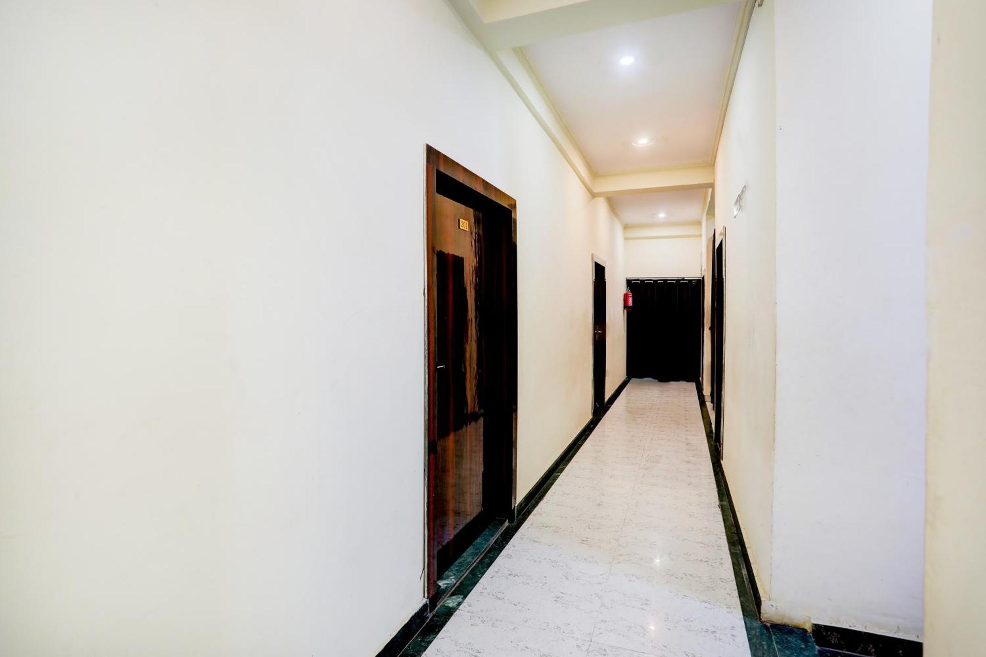 Super Hotel O Sankat Mochan Gandhi Nagar Kakarmatha Esterno foto